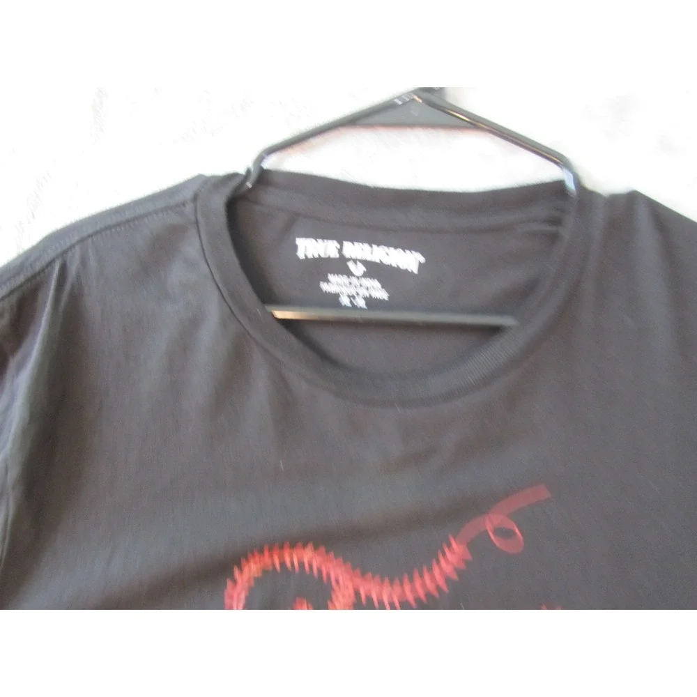 True Religion T-Shirt Mens XL Black Red Baseball Stitch Graphic Logo Tee